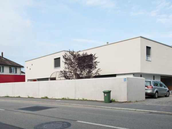 Neubau Einfamilienhaus mit Sichtschutzmauer