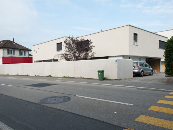 Neubau Einfamilienhaus mit Sichtschutzmauer