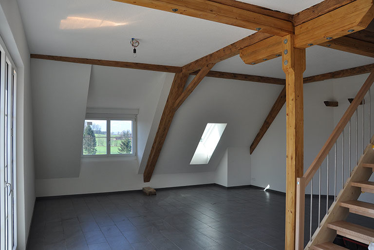 Sanierung Dachwohnung mit Sichtbalken